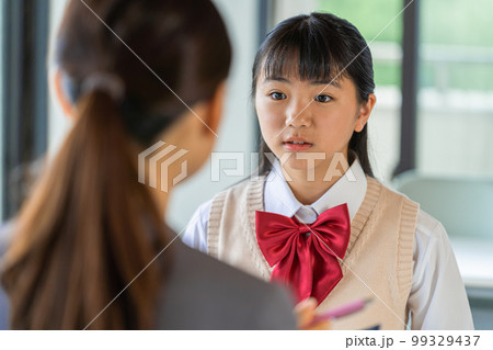 面談する女子中学生 面談する女子中学生 99329437