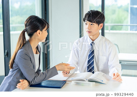 勉強する男子中学生 99329440