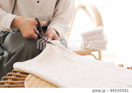 古タオルを再利用する女性の写真 99330581