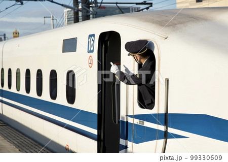 指差し確認をする新幹線の車掌 99330609