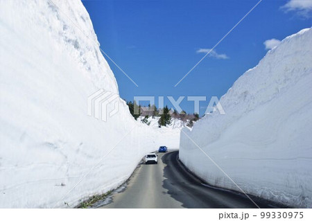 春の八甲田十和田ゴールドラインの雪の回廊 99330975