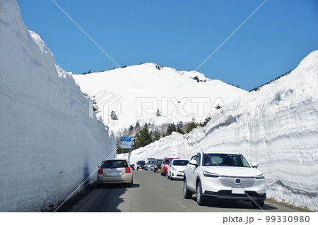 春の八甲田十和田ゴールドラインの雪の回廊　笠松峠付近 99330980