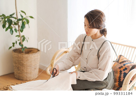 古タオルを再利用する女性の写真 古タオルを再利用する女性の写真 99331184