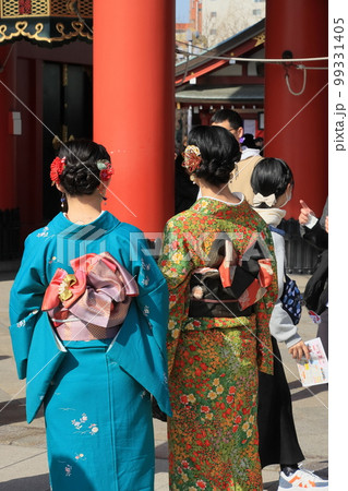 着物姿の観光客　レンタルの着物　和服　観光地のレンタル着物 99331405