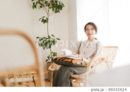 部屋で本を読む女性の写真 部屋で本を読む女性の写真 99332024