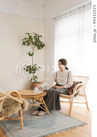部屋でくつろぐ女性の写真 部屋でくつろぐ女性の写真 99332025