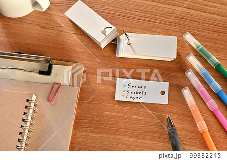 Secure Sockets Layerと書かれた単語帳のあるデスク Secure Sockets Layerと書かれた単語帳のあるデスク 99332245