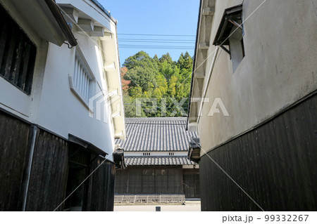 奈良・大宇陀の古い街並み（奥に松山通り） 99332267