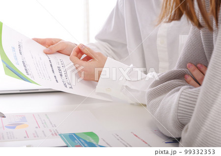 保険の検討をする夫婦 保険の検討をする夫婦 99332353