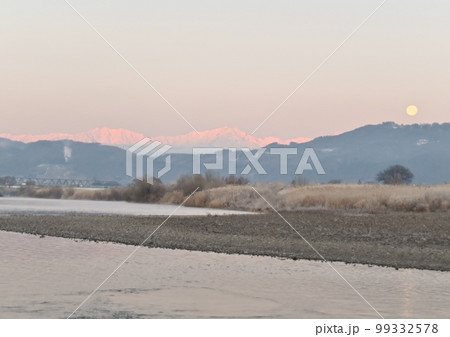 モルゲンロートと山入端に沈みゆく満月 99332578