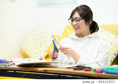 スクラップブックを作る女性 スクラップブックを作る女性 99332657