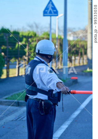 事故処理・交通整備をする警察官 事故処理・交通整備をする警察官 99333038