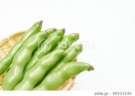 白背景の竹笊に入った収穫したてのそら豆 99333244