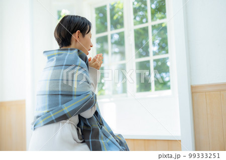 ベッドルームの女性　　 99333251