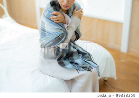 ベッドルームの女性　　 99333259