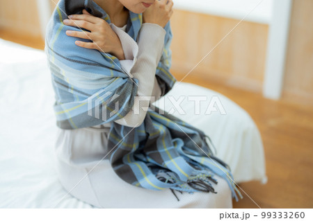 ベッドルームの女性　　 99333260