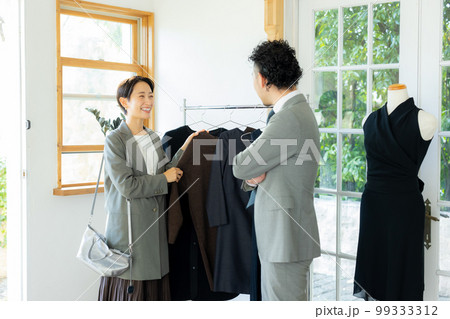 ショッピングする男性と女性 99333312