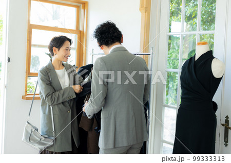 ショッピングする男性と女性 99333313