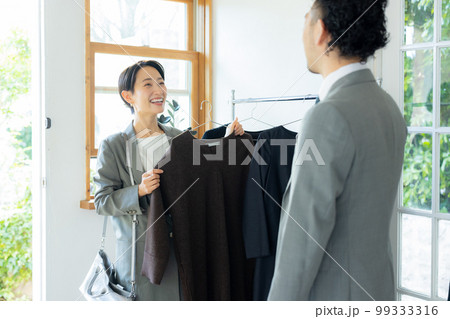 ショッピングする男性と女性 99333316