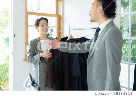 ショッピングする男性と女性 99333318