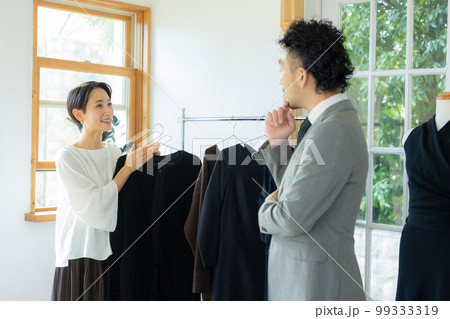 ショッピングする男性と女性 99333319