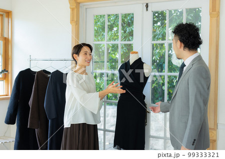 ショッピングする男性と女性 99333321