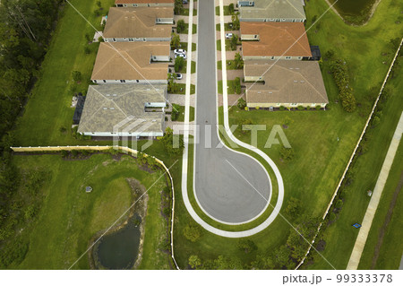 Aerial view of cul-de-sac at neighborhood street dead end with tightly packed homes in Florida closed living clubs. Family houses as example of real estate development in american suburbs 99333378