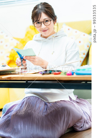 スクラップブックを作る女性 スクラップブックを作る女性 99333535