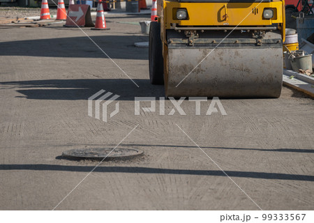 道路築造工事と振動ローラ 99333567