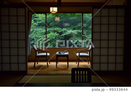 日本旅館の和室から見える竹林 日本旅館の和室から見える竹林 99333644