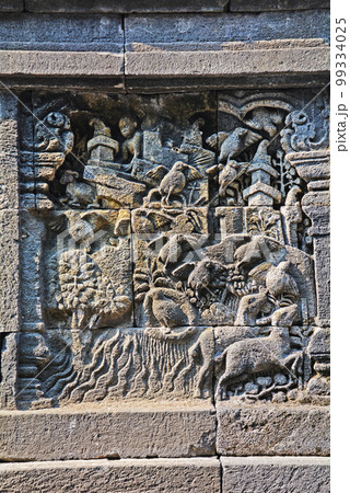 インドネシアジャワ島の世界遺産、ボロブドゥール遺跡 99334025