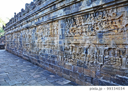 インドネシアジャワ島の世界遺産、ボロブドゥール遺跡 インドネシアジャワ島の世界遺産、ボロブドゥール遺跡 99334034