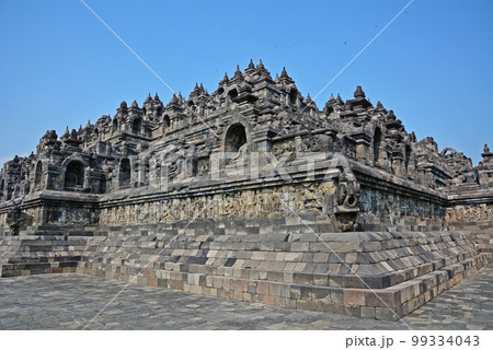 インドネシアジャワ島の世界遺産、ボロブドゥール遺跡 99334043