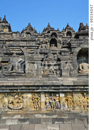 インドネシアジャワ島の世界遺産、ボロブドゥール遺跡 インドネシアジャワ島の世界遺産、ボロブドゥール遺跡 99334047
