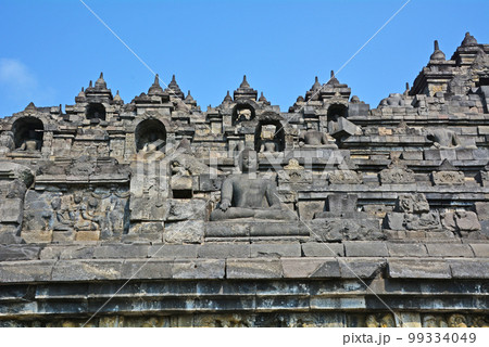 インドネシアジャワ島の世界遺産、ボロブドゥール遺跡 99334049