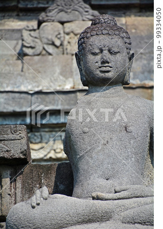 インドネシアジャワ島の世界遺産、ボロブドゥール遺跡 インドネシアジャワ島の世界遺産、ボロブドゥール遺跡 99334050