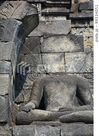 インドネシアジャワ島の世界遺産、ボロブドゥール遺跡 99334051