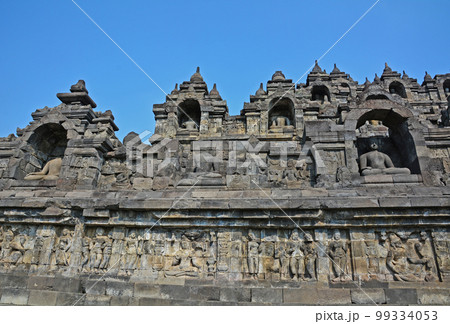 インドネシアジャワ島の世界遺産、ボロブドゥール遺跡 インドネシアジャワ島の世界遺産、ボロブドゥール遺跡 99334053