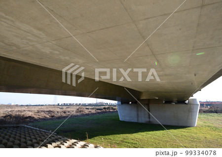道路橋の裏側　新東松山橋（埼玉県東松山市） 99334078