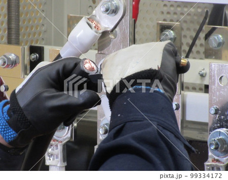 工事現場作業 99334172