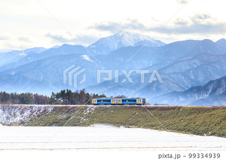 「山梨県」冬の小海線　大カーブを走る列車・北杜市小淵沢 99334939