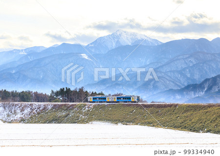 「山梨県」冬の小海線　大カーブを走る列車・北杜市小淵沢 99334940