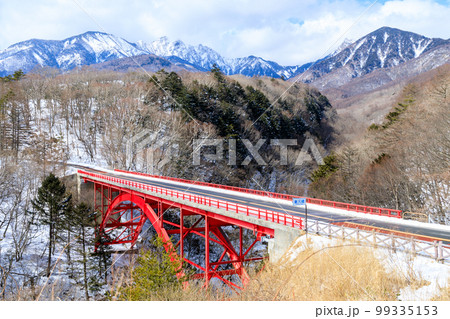 「山梨県」冬の東沢大橋・清里 99335153
