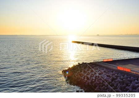 千葉市美浜区　黄金色に輝く東京湾夕景 99335205