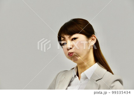 不機嫌な若い女性 不機嫌な若い女性 99335434