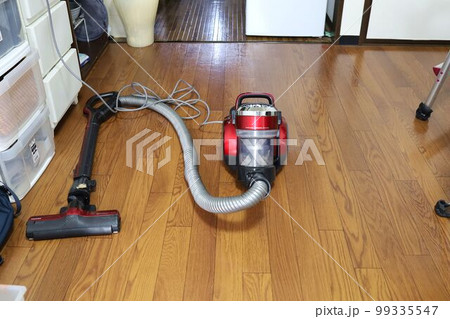 使用後の片づけられてない掃除機 使用後の片づけられてない掃除機 99335547