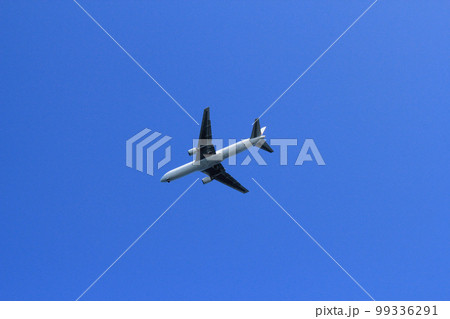 羽田空港へ着陸態勢に入る航空機 羽田空港へ着陸態勢に入る航空機 99336291