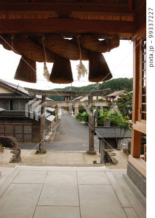須我神社の境内から外側を望む(島根県雲南市大東町) 須我神社の境内から外側を望む(島根県雲南市大東町) 99337227
