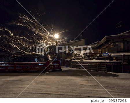 夜の飛騨高山の景色 夜の飛騨高山の景色 99337268