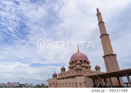 マレーシアのピンクモスク（マスジット・プトラ）と青空 99337388